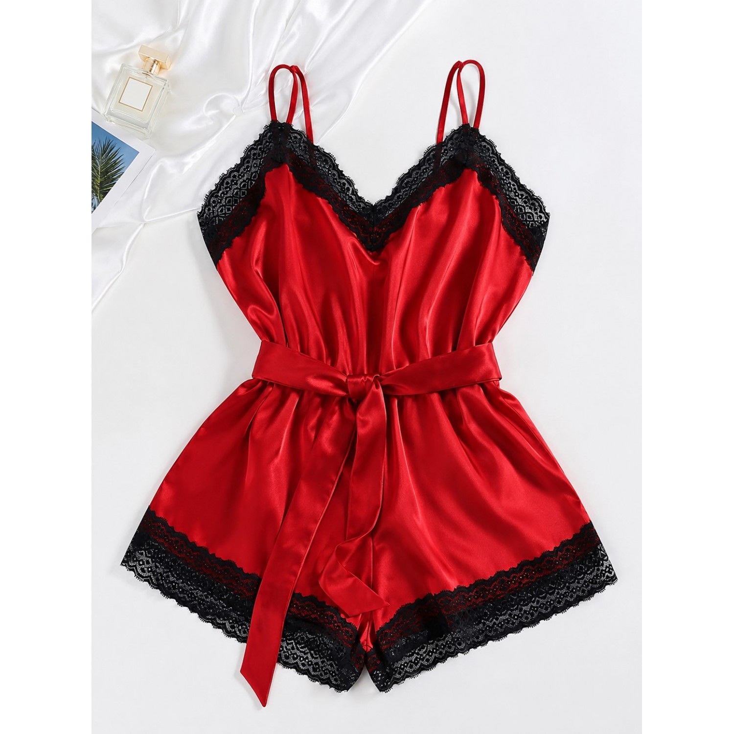 Salopetă scurtă satinată roșie cu dantelă neagră SUMMER SALE